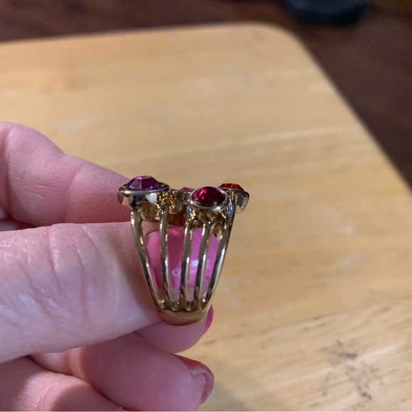 Avon faux stacked ring size 8 NIB red/purple/pink gem stones - Picture 3 of 5